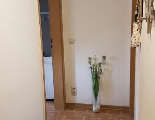 Die sehr attraktive und teilmöblierte 2-Zimmer-Wohnung ist ausgestattet mit Küchen- und Badmöbel und befindet sich in einer schöner Lage im Stadtzentrum von Seehausen unweit des Alands im... - Foto 1