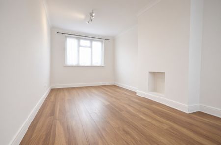 3 bedroom Semi-detached house to rent - Photo 2