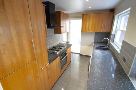 3 bedroom semi-detached house to rent - Photo 5