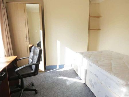 Bedroom Detached House In Winton, BH9 - Photo 5