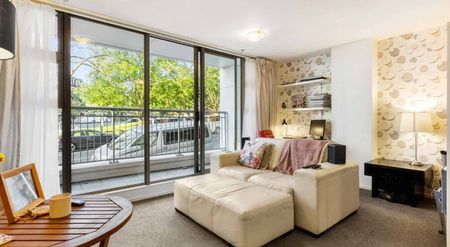 Large Studio Living! - Photo 4