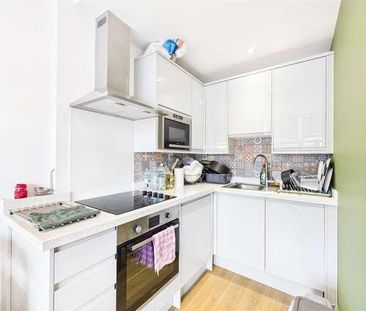 Victoria Road, Farnborough, Hampshire, GU14 - Photo 3