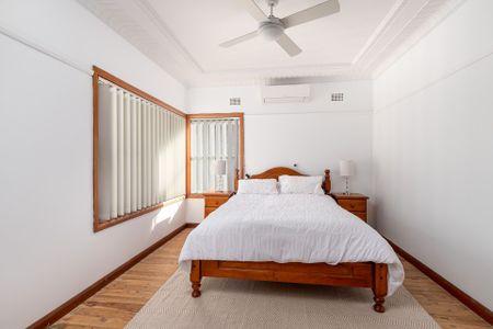 Single-level Family Home - 6 month lease ONLY - Grannyflat located in backyard currently TENANTED - Photo 3