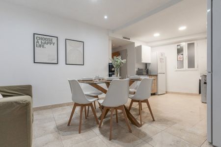 Interior room in Plaza de Santa Cruz - Photo 2