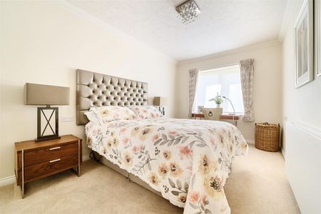 William Lodge, Malmesbury - Photo 3