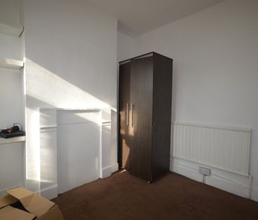 4 Bed Terraced House, Creighton Avenue, E6 - Photo 5