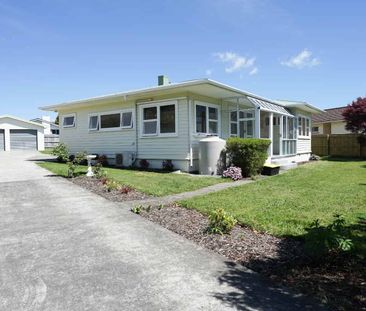 Beautifully Renovated Large Family Home - Photo 4