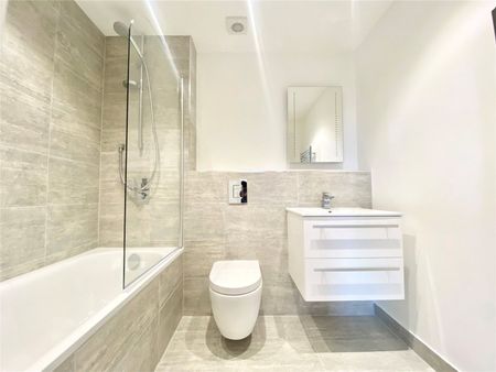 2 bedroom Maisonette in Oaklands Park, Berkshire - Photo 3
