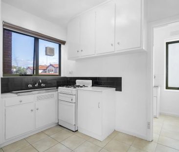 Elevated & Sun-Filled Living in a Prime Beachside Setting - Photo 4