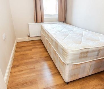 3 bedroom flat to rent - Photo 4