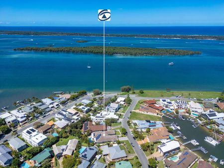 Spacious Family Home Just Metres from the Broadwater - Photo 4