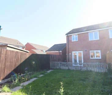 Pearwood Close, Hampton - Photo 2