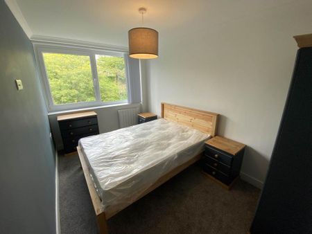 3 bedroom flat to rent - Photo 4