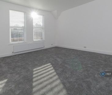 3 bedroom flat to rent - Photo 4