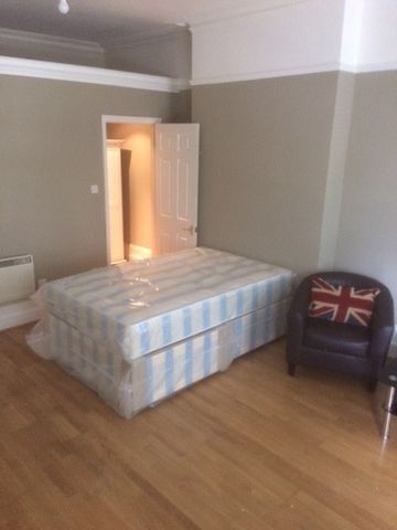 Studio Flat, Bedford Hill, SW12 - Photo 3