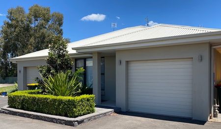 For Rent South Dubbo Gated Estate Villa - Photo 2