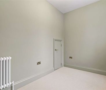 Beautifully renovated, 4 bed house, offering a private patio garden. - Photo 6