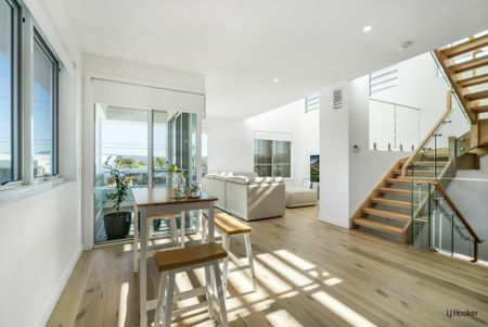 Stunning Three or Four-Bedroom Villa with Ocean Views - Photo 2