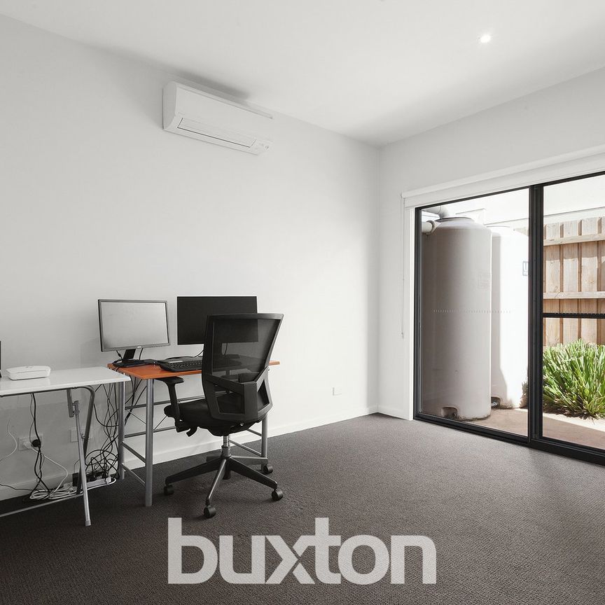 THE LIVING IS EASY: LOW MAINTENANCE MODERNITY IN BAYSIDE POSITION - Photo 1