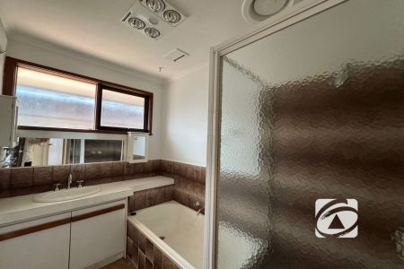 COSY THREE-BEDROOM HOME IN PRIME LOCATION - Photo 3