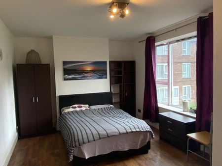 Room in a Shared Flat, London, E16 - Photo 3