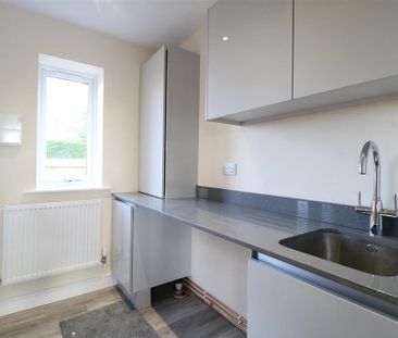 4 bedroom detached house to rent - Photo 4