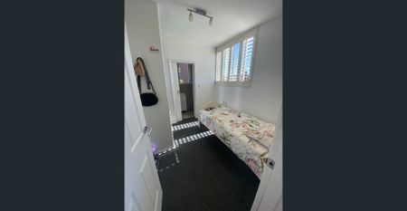 Stroll to Beach & Cafes from 3 Bedroom unit with balcony - Photo 5