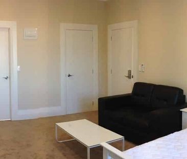 Spacious Fully Furnished Ensuite Room 3 - Photo 3