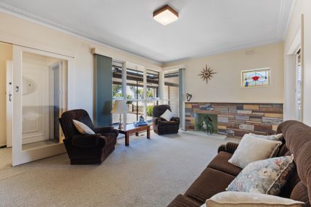 Family Home with Valley Views * 4 Month Lease* - Photo 5