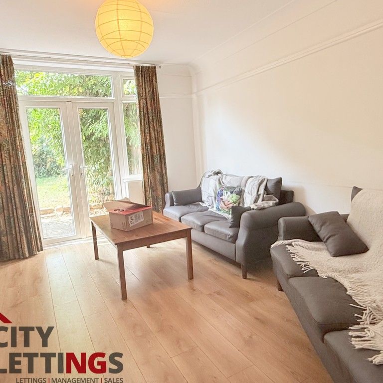 5 Bedroom Semi-Detached House - Photo 1