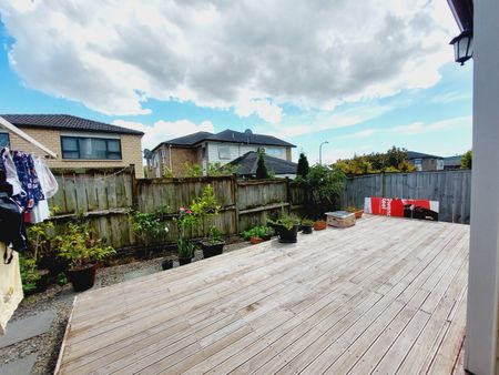 Spacious 4-Bedroom + Study Home in Flat Bush - Photo 2