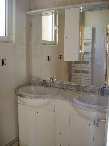 Appartement 3 pièces 78m2 MARSEILLE 8EME 1 086 euros - Photo 3