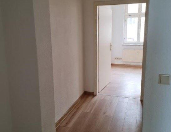 +++ 2 Zimmer mit Laminat und Wannenbad in zentraler Lage +++ - Photo 1