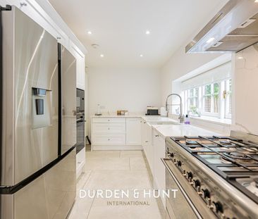 High Mead, Chigwell - Photo 2