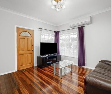Neat & Tidy 3 Bed Home - Prime St Marys Location - Photo 3