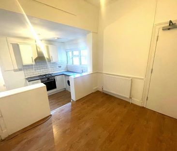 3 bedroom flat to rent - Photo 6