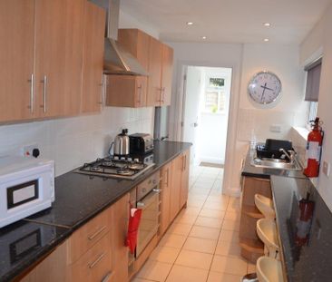 4 bedroom semi-detached house to rent - Photo 6