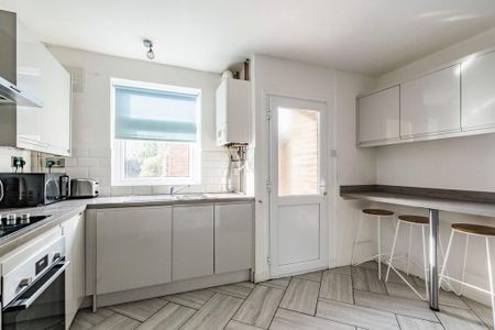 5 bedroom semi-detached house to rent - Photo 2