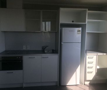 Sunny Top Floor Apartment on the CBD's Fringe - Photo 2