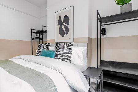 3 Bedrooms 2 Bathrooms - Photo 3