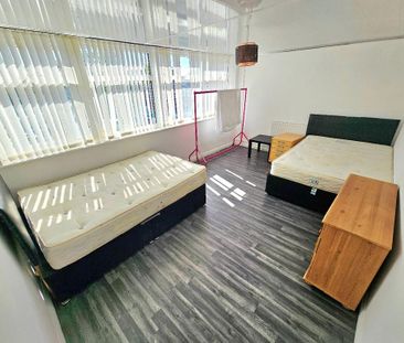 2 bedroom flat to rent - Photo 2