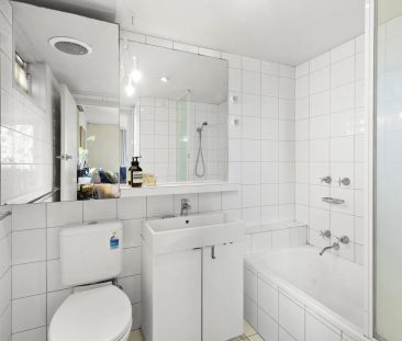 Bright, Private & 400m From The Royal Botanical Gardens - Photo 1