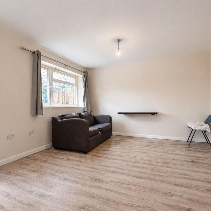 5 bedroom semi-detached house to rent - Photo 1