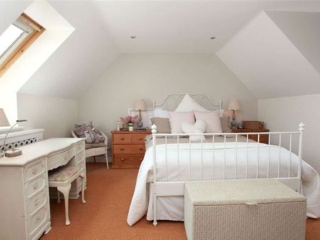 A spectacular family home in a sought-after semi rural location - Photo 4