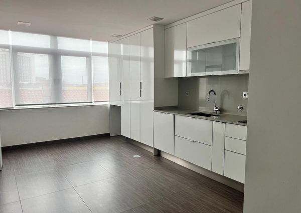 Apartamento T2 situado na Avenida Dr. Lourenço Peixinho em Aveiro.
