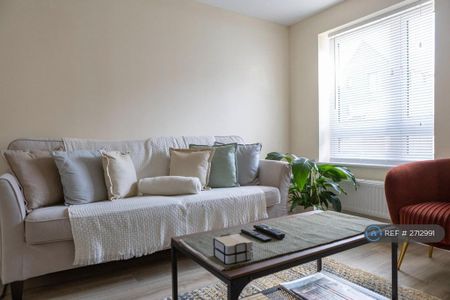 3 bedroom semi-detached house to rent - Photo 2