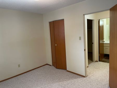 SPACIOUS 1 Bedroom 1 Bath Apartment in the heart of Red Deer!! - Photo 4