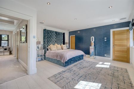 Courtland Drive, Chigwell, IG7 - Photo 2