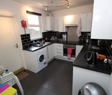 3 Bed Student Property TO LET - Photo 6