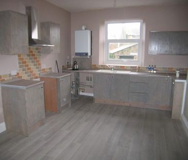 3 bedroom flat to rent - Photo 2